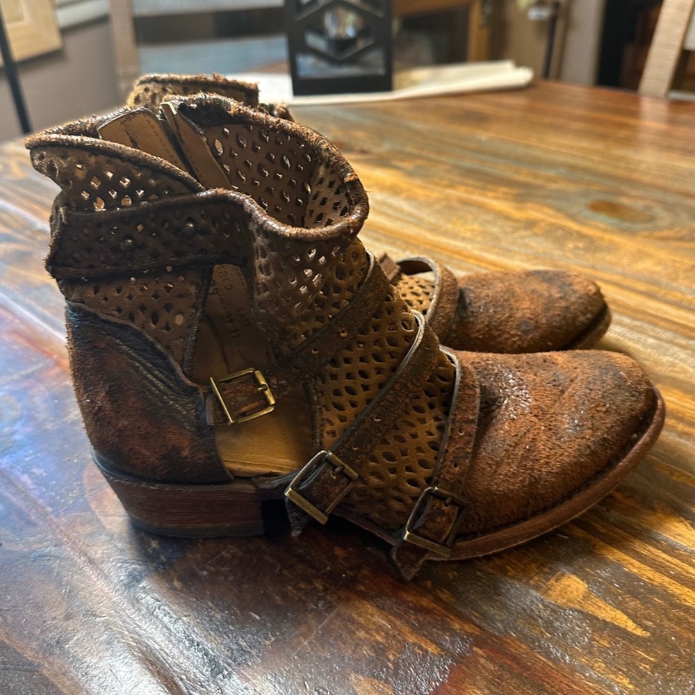 Corral C3125 Brown Leather Perforated Distressed Buckle Ankle Boots Womens 7 M